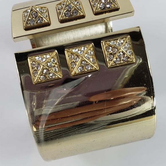 Victoria's Secret Jewelry - NWOT! Victoria's Secret Cuff Bracelet Gold Tone